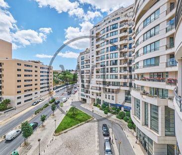 2 bedroom luxury Apartment for rent in Campolide, Portugal - Photo 3