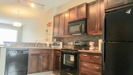 Panorama Hills 2 Bed + Den Townhome With Double Garage - Photo 2