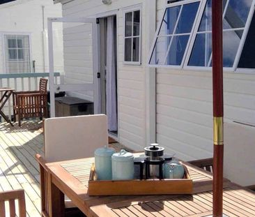 Light, Bright 2-Bedroom Cottage - Photo 4