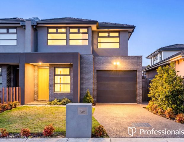 Brand New Designer Living in a Prime Bentleigh East - Photo 1