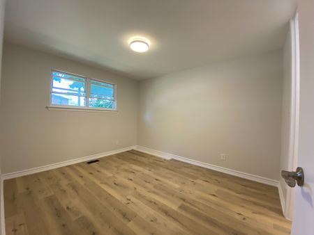 For Lease - 862 Liverpool Road, Pickering, Ontario - Photo 5