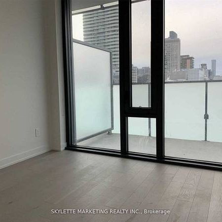 Yonge/Richmond E-Luxurious Modern 1Bdrm & Den 1Bath - Photo 1