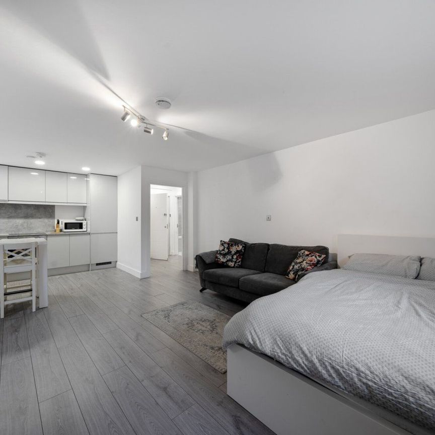 Anglesea Avenue, London, SE18 - Photo 1