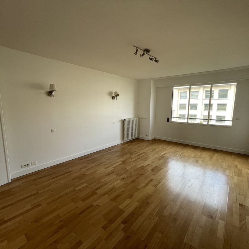 Location Appartement 2 pièces 67m² PARIS 7ème - Photo 1