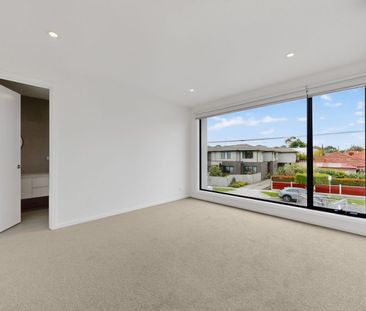 Brand New Townhouse in a Prime Bentleigh East Location - Photo 4