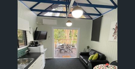 Park-side Furnished Granny-flat - Photo 2