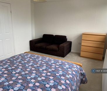 1 bedroom in a house share to rent - Photo 2