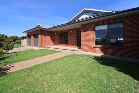 36 Yarrawah Crescent Bourkelands NSW - Photo 2