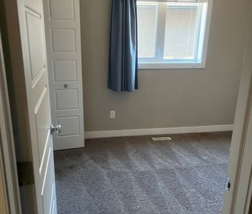 Hampton Village - 4 Bedroom/2 Bathroom Upper Unit - 726 Hargreaves ... - Photo 5