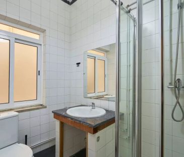 Room in a shared 11-bedroom apartment for rent in Lisbon. - Photo 5