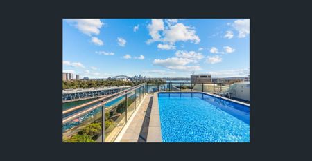 Renovated Mid-Century Apartment With Resort-Style Rooftop & Easy Village Access - Photo 4