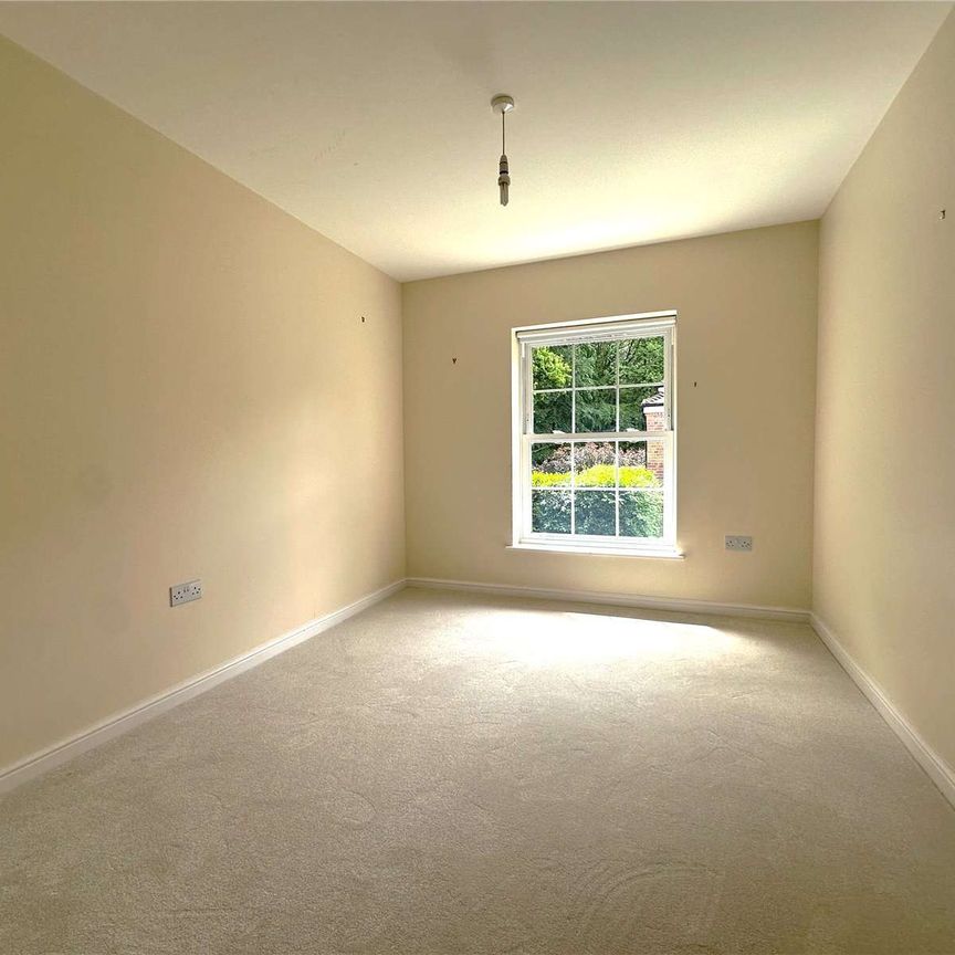 An attractive, well-located first floor apartment with allocated parking and communal grounds. - Photo 1