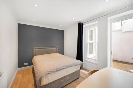 2 bedroom flat in South Kensington - Photo 4