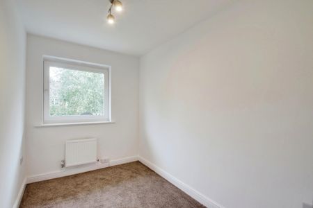 3 bed terraced house to rent in Admiralty Close, West Drayton, UB7 - Photo 3