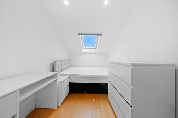 4 bedroom mews to rent - Photo 1