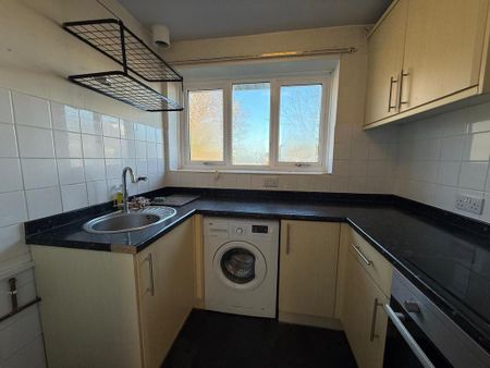 2 bedroom flat to rent - Photo 2