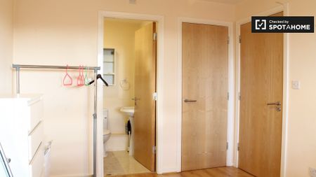 Equipped room in 2-bedroom apartment in Santry, Dublin - Photo 4