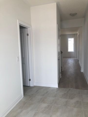 For Lease - 61 Central Square Boulevard, Wasaga Beach, Ontario - Photo 5