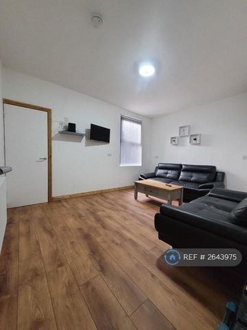 1 bedroom in a house share to rent - Photo 2