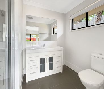 Large Family Home 4 Bedroom + Media - Photo 3