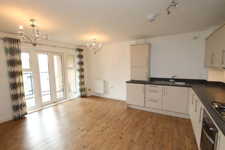 2 bedroom Apartment to let - Photo 2