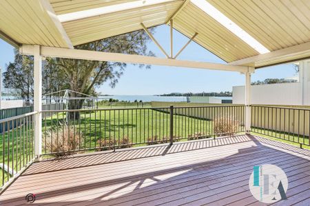 An opportunity not to be missed: Stunning Lakeside home in a sought-after street - Photo 3
