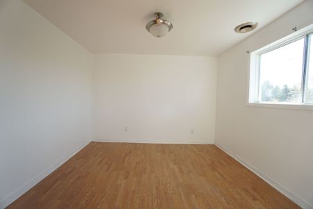 For Lease - 612 Russell Road Unit# Upper level, Clarence-Rockland, Ontario - Photo 4