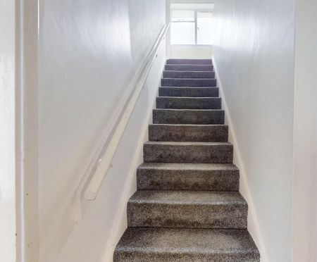 3 bedroom ground floor flat to rent - Photo 2