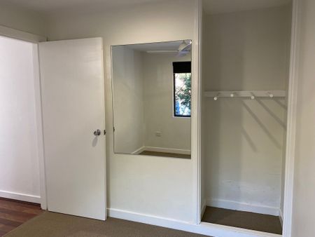 Contemporary style and air-conditioning on cosmopolitan Darby Street. - Photo 4