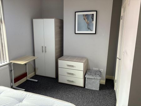 1 bedroom in a house share to rent - Photo 3