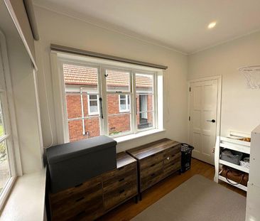 Comfy and convenient on College - Photo 5