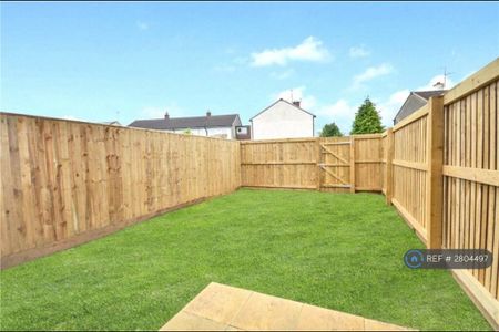 3 bedroom semi-detached house to rent - Photo 4