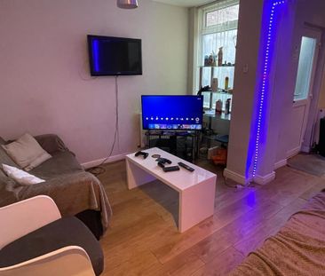 5 bedroom private hall to rent - Photo 1