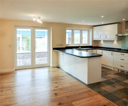 Spacious 4 bedroom detached bungalow in the popular town of Saffron Walden. Excellent access to M11 & Cambridge City Centre. Conservatory leading onto good sized garden. Ample driveway parking. Unfurnished. - Photo 2