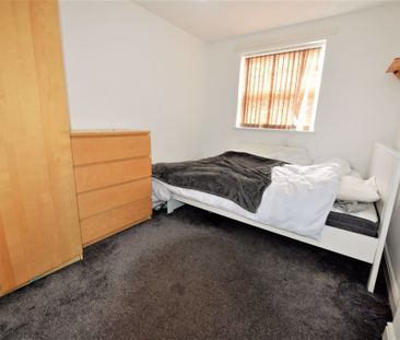 2 bedroom Flat in Flat 9, Leeds - Photo 4