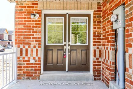 Condo Townhouse For Lease | E9014239 - Photo 3