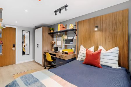 Premium Bigger 3 Bed Apartment - Park View - Photo 2