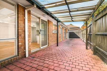 Stunning, Light filled, Spacious Villa Unit! - Photo 3