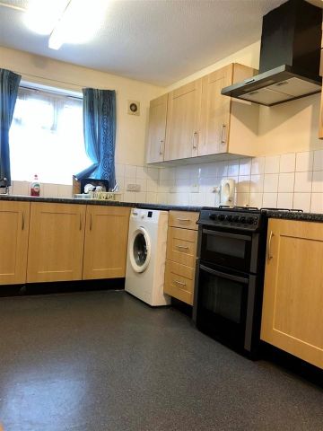 3 Bed Terraced House, Birch Close, E16 - Photo 5