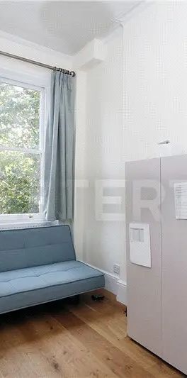 2 bedroom flat in London - Photo 2