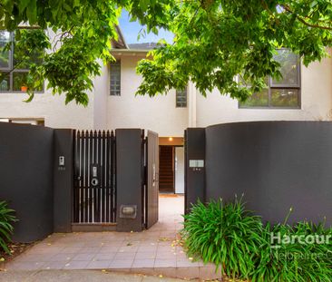 Stylish South Yarra Living - Photo 3