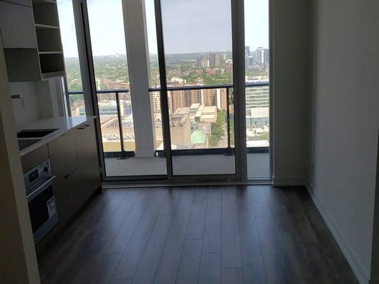 Bachelor condo Toronto - Photo 1