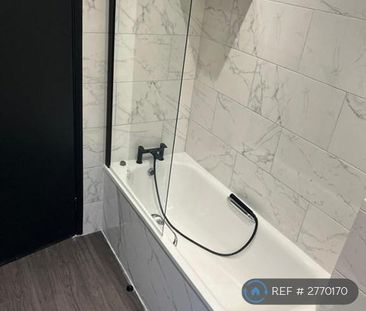 1 bedroom in a flat share to rent - Photo 2