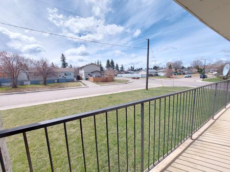 Bright 2 Bedroom Unit By Red Deer College!! - Photo 2