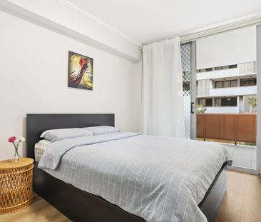 Contemporary Apartment Living in an Ultra-Convenient Location - Photo 4