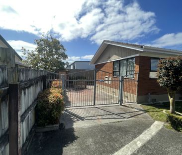 Close to town centre - Photo 4