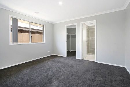 Beautifully Family Home in a Quiet Thurgoona Court - Photo 5
