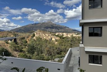 LONG TERM RENT 3-bedroom apartment in the Marbella Lake urbanisation.