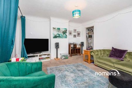 Pinewood Park, Farnborough, Hampshire, GU14 - Photo 2