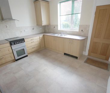 2 Bedroom House - Mid Terrace To Let - Photo 6